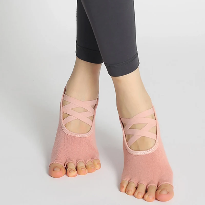 Olivenorma Yoga-Socken für Damen mit verbesserter Traktion, gekreuzten Riemen, offener Zehenpartie und rutschfester Oberfläche