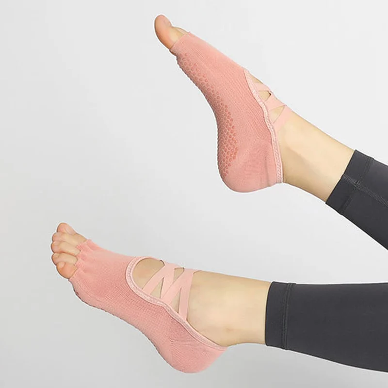 Olivenorma Yoga-Socken für Damen mit verbesserter Traktion, gekreuzten Riemen, offener Zehenpartie und rutschfester Oberfläche