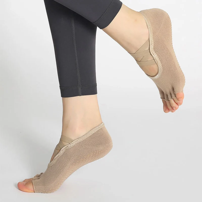 Olivenorma Yoga-Socken für Damen mit verbesserter Traktion, gekreuzten Riemen, offener Zehenpartie und rutschfester Oberfläche