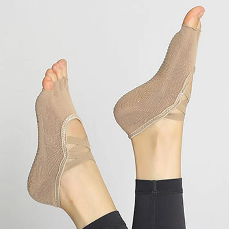 Olivenorma Yoga-Socken für Damen mit verbesserter Traktion, gekreuzten Riemen, offener Zehenpartie und rutschfester Oberfläche