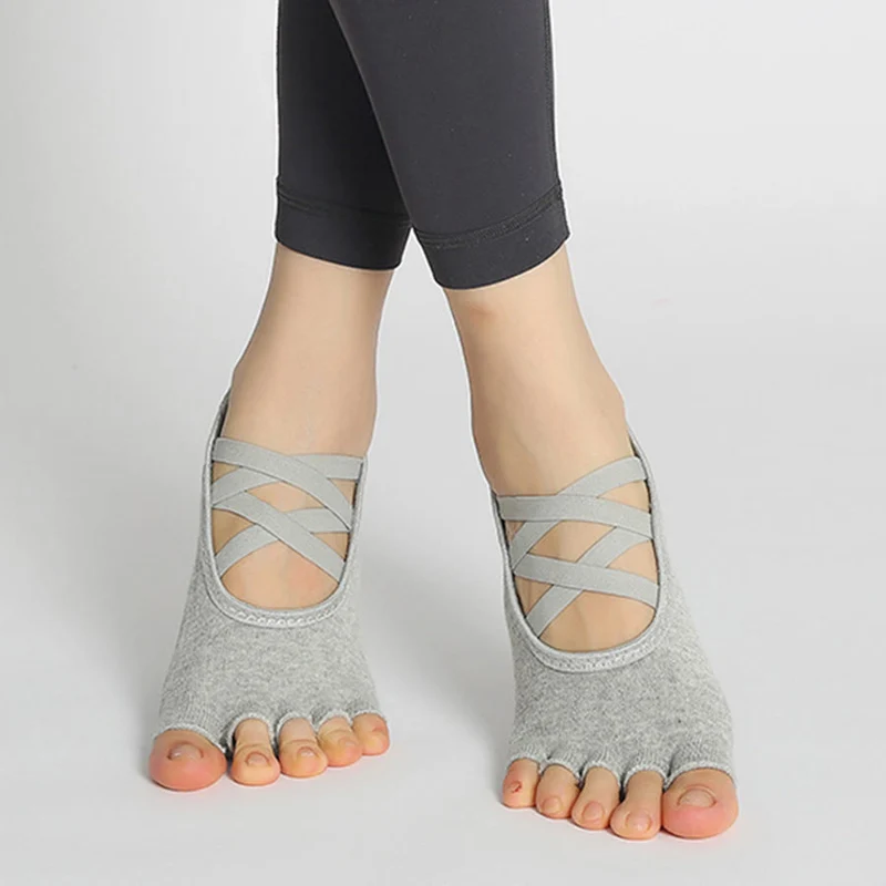 Olivenorma Yoga-Socken für Damen mit verbesserter Traktion, gekreuzten Riemen, offener Zehenpartie und rutschfester Oberfläche