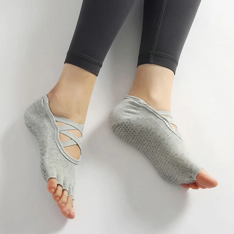 Olivenorma Yoga-Socken für Damen mit verbesserter Traktion, gekreuzten Riemen, offener Zehenpartie und rutschfester Oberfläche