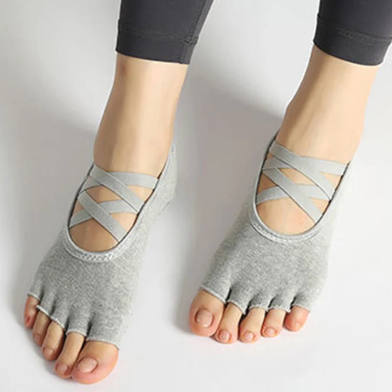 Olivenorma Yoga-Socken für Damen mit verbesserter Traktion, gekreuzten Riemen, offener Zehenpartie und rutschfester Oberfläche