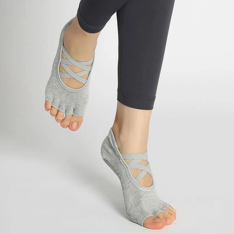Olivenorma Yoga-Socken für Damen mit verbesserter Traktion, gekreuzten Riemen, offener Zehenpartie und rutschfester Oberfläche