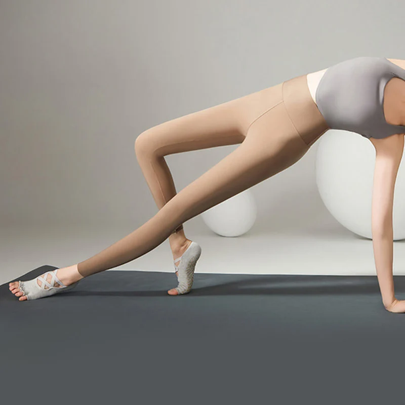 Olivenorma Anti-Rutsch-Socken mit gekreuzten Riemen für Yoga, Pilates & Barre – Damen-Yogasocken