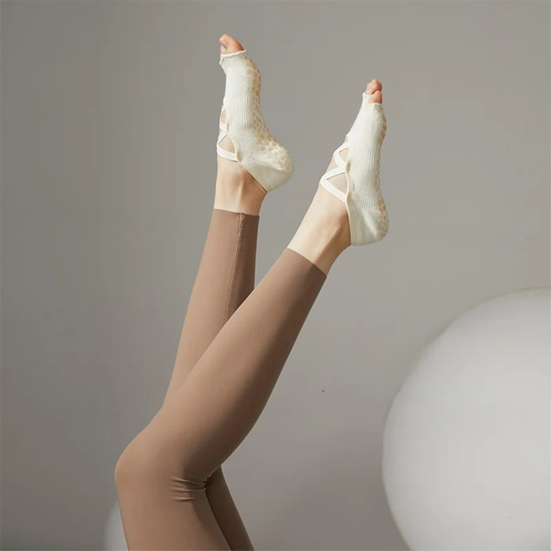Olivenorma Anti-Rutsch-Socken mit gekreuzten Riemen für Yoga, Pilates & Barre – Damen-Yogasocken