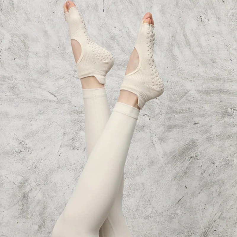 Olivenorma Multi-Sport Fünf-Zehen-Socken mit rutschfester Oberfläche und offener Seite, Damen-Yoga-Socken