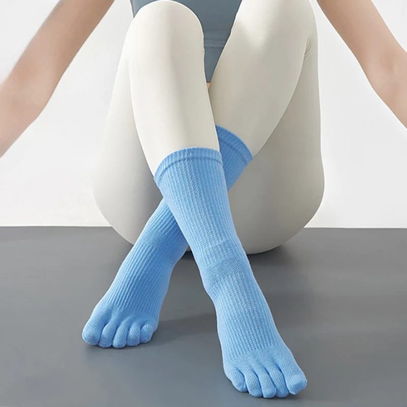 Olivenorma Stabile Traktion Fünf-Zehen-Wadenstrümpfe mit rutschfester Oberfläche für Yoga-Übungen Damen-Yoga-Socken