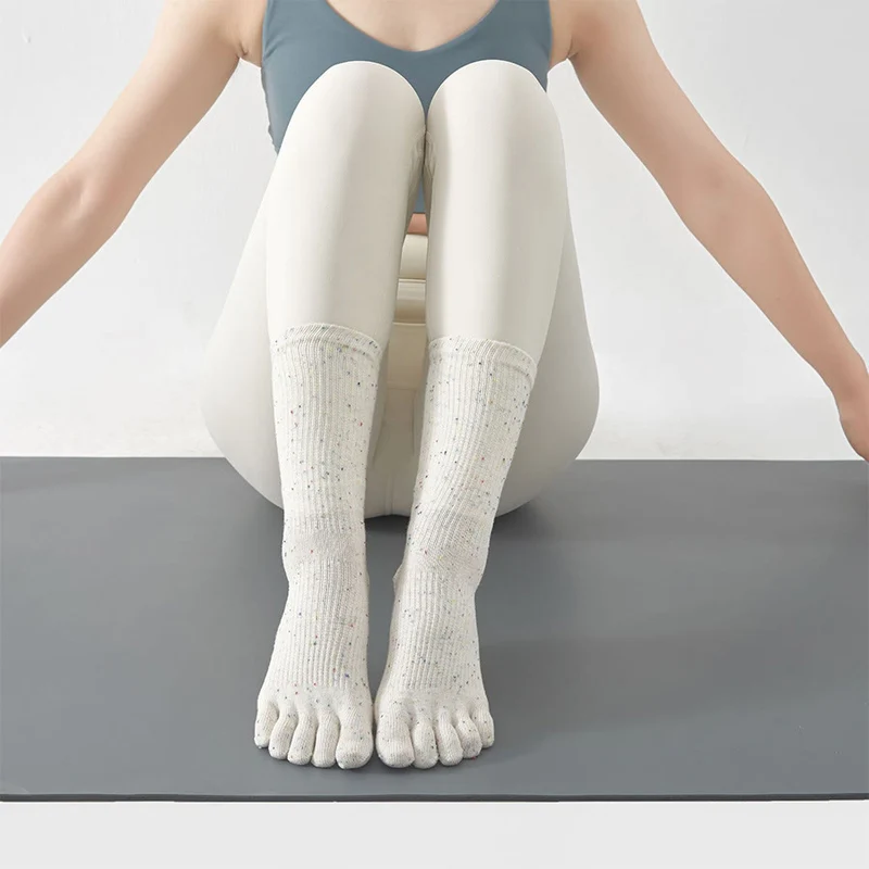 Olivenorma Stabile Traktion Fünf-Zehen-Wadenstrümpfe mit rutschfester Oberfläche für Yoga-Übungen Damen-Yoga-Socken