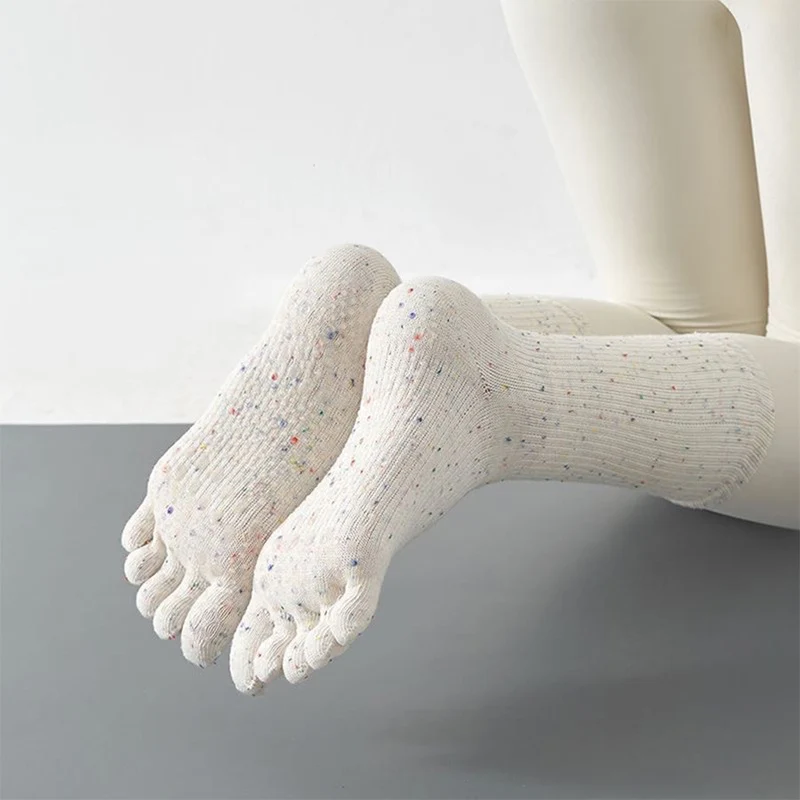 Olivenorma Stabile Traktion Fünf-Zehen-Wadenstrümpfe mit rutschfester Oberfläche für Yoga-Übungen Damen-Yoga-Socken