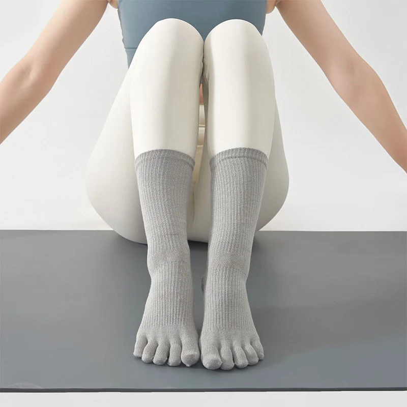 Olivenorma Stabile Traktion Fünf-Zehen-Wadenstrümpfe mit rutschfester Oberfläche für Yoga-Übungen Damen-Yoga-Socken