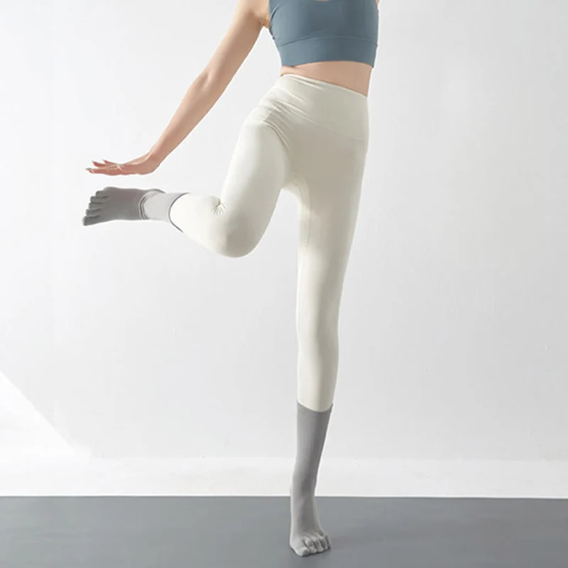 Olivenorma Stabile Traktion Fünf-Zehen-Wadenstrümpfe mit rutschfester Oberfläche für Yoga-Übungen Damen-Yoga-Socken