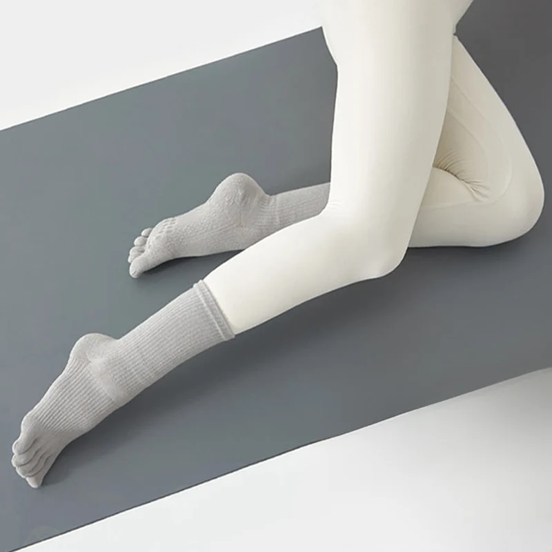 Olivenorma Stabile Traktion Fünf-Zehen-Wadenstrümpfe mit rutschfester Oberfläche für Yoga-Übungen Damen-Yoga-Socken