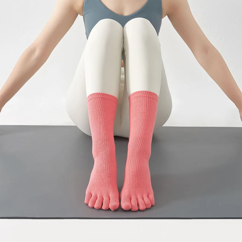 Olivenorma Stabile Traktion Fünf-Zehen-Wadenstrümpfe mit rutschfester Oberfläche für Yoga-Übungen Damen-Yoga-Socken
