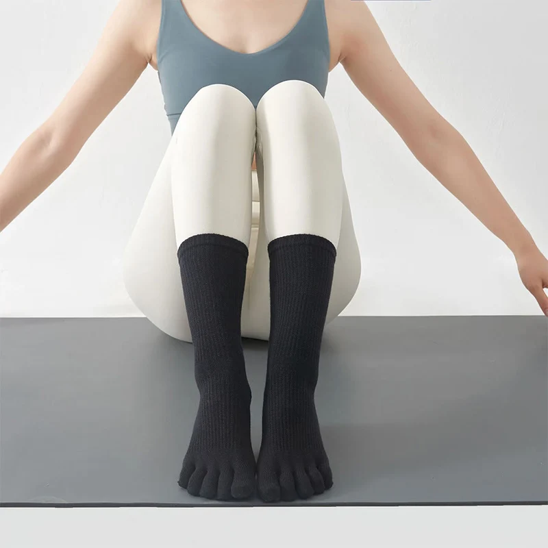 Olivenorma Stabile Traktion Fünf-Zehen-Wadenstrümpfe mit rutschfester Oberfläche für Yoga-Übungen Damen-Yoga-Socken