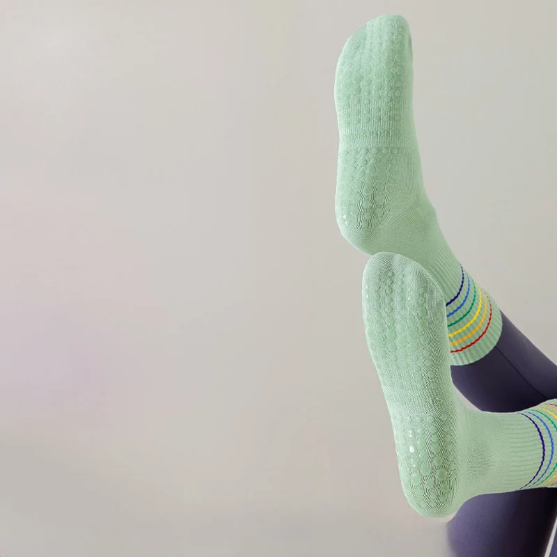 Olivenorma Regenbogenstreifen Crew-Länge Rutschfeste, stoßdämpfende Damen-Yogasocken