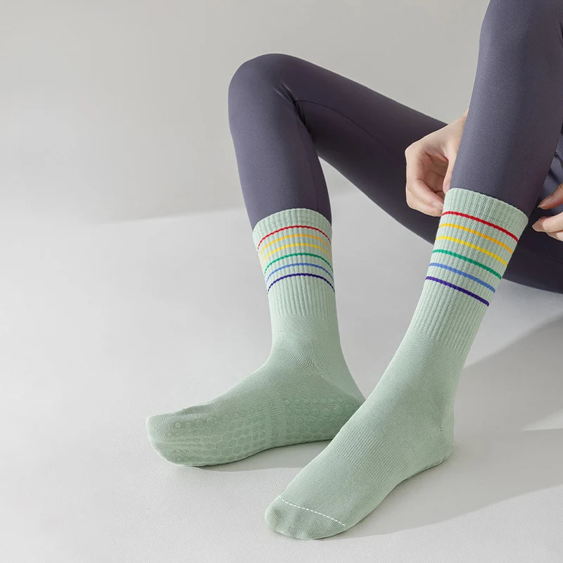 Olivenorma Regenbogenstreifen Crew-Länge Rutschfeste, stoßdämpfende Damen-Yogasocken
