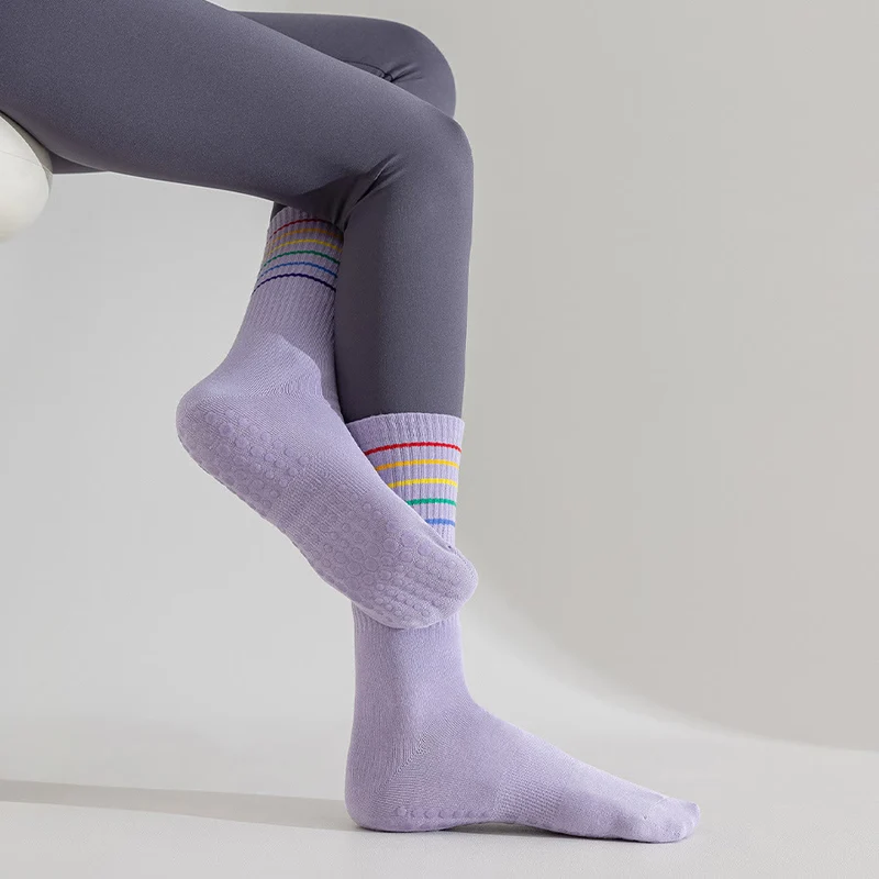 Olivenorma Regenbogenstreifen Crew-Länge Rutschfeste, stoßdämpfende Damen-Yogasocken
