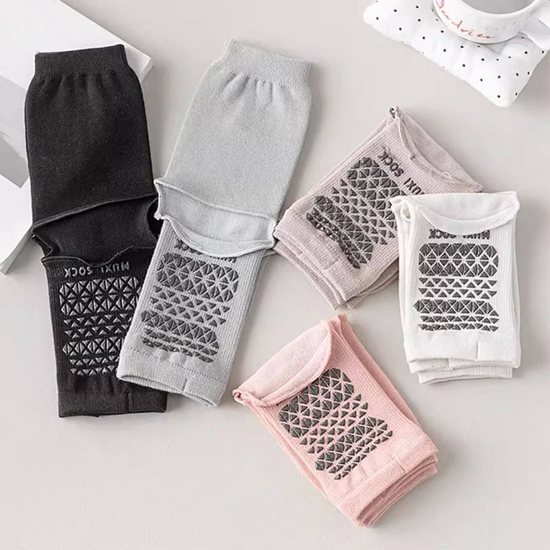 Olivenorma Atmungsaktive, mittelhohe, rutschfeste Socken mit offener Zehen- und Fersenpartie – Yoga-Socken für Damen