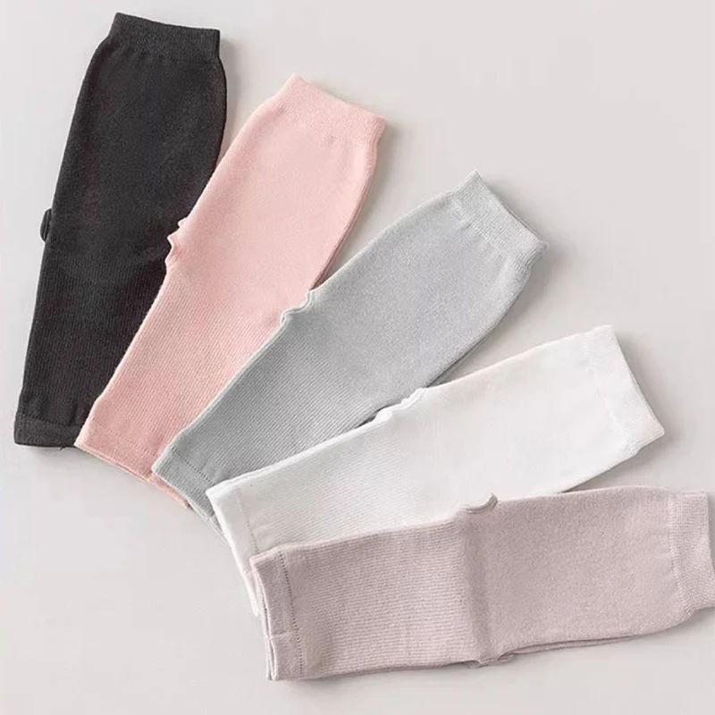 Olivenorma Atmungsaktive, mittelhohe, rutschfeste Socken mit offener Zehen- und Fersenpartie – Yoga-Socken für Damen