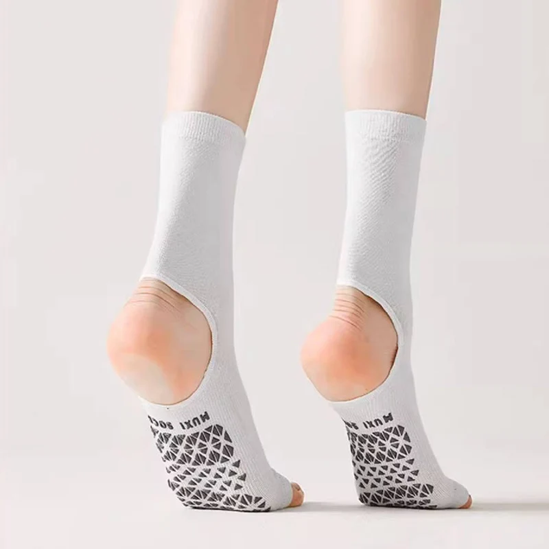 Olivenorma Atmungsaktive, mittelhohe, rutschfeste Socken mit offener Zehen- und Fersenpartie – Yoga-Socken für Damen
