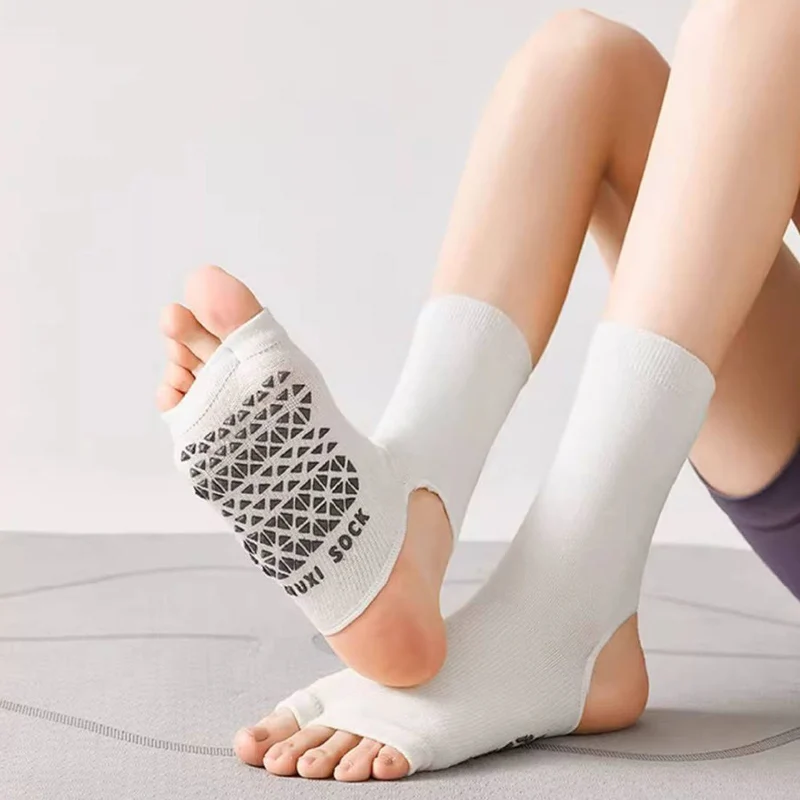 Olivenorma Atmungsaktive, mittelhohe, rutschfeste Socken mit offener Zehen- und Fersenpartie – Yoga-Socken für Damen