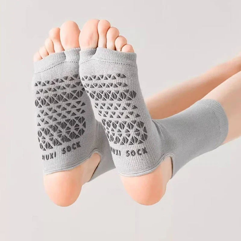 Olivenorma Atmungsaktive, mittelhohe, rutschfeste Socken mit offener Zehen- und Fersenpartie – Yoga-Socken für Damen