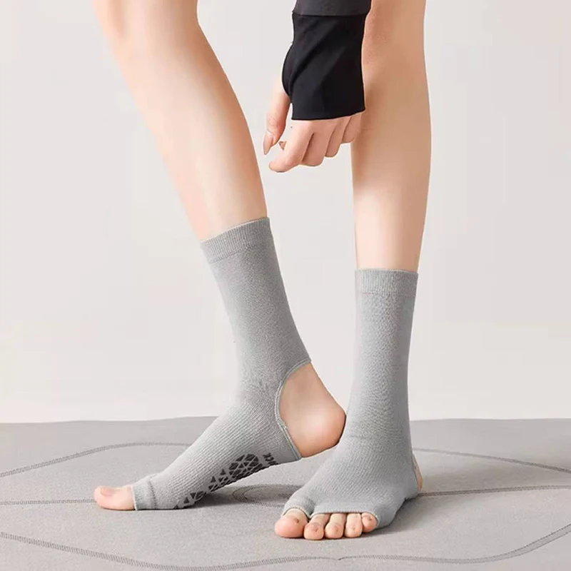 Olivenorma Atmungsaktive, mittelhohe, rutschfeste Socken mit offener Zehen- und Fersenpartie – Yoga-Socken für Damen