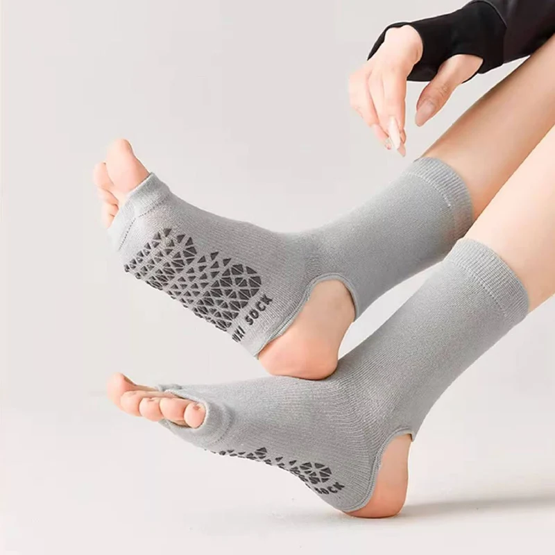 Olivenorma Atmungsaktive, mittelhohe, rutschfeste Socken mit offener Zehen- und Fersenpartie – Yoga-Socken für Damen