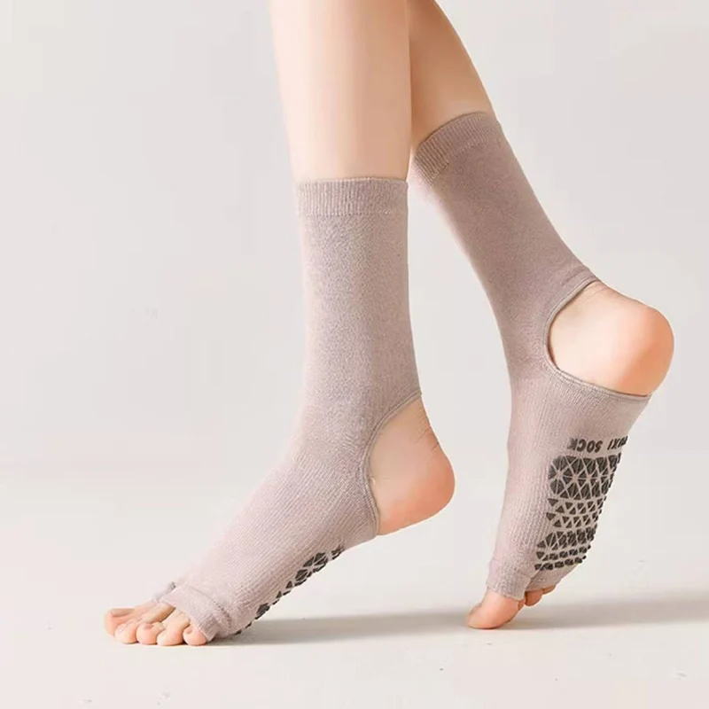 Olivenorma Atmungsaktive, mittelhohe, rutschfeste Socken mit offener Zehen- und Fersenpartie – Yoga-Socken für Damen