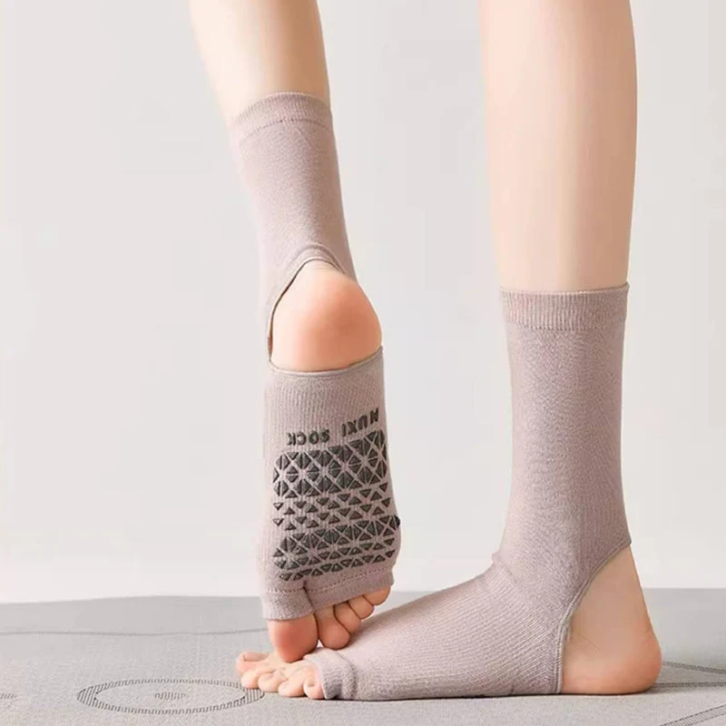 Olivenorma Atmungsaktive, mittelhohe, rutschfeste Socken mit offener Zehen- und Fersenpartie – Yoga-Socken für Damen