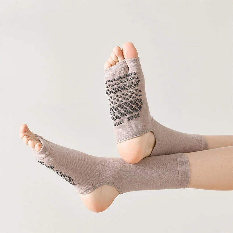 Olivenorma Atmungsaktive, mittelhohe, rutschfeste Socken mit offener Zehen- und Fersenpartie – Yoga-Socken für Damen