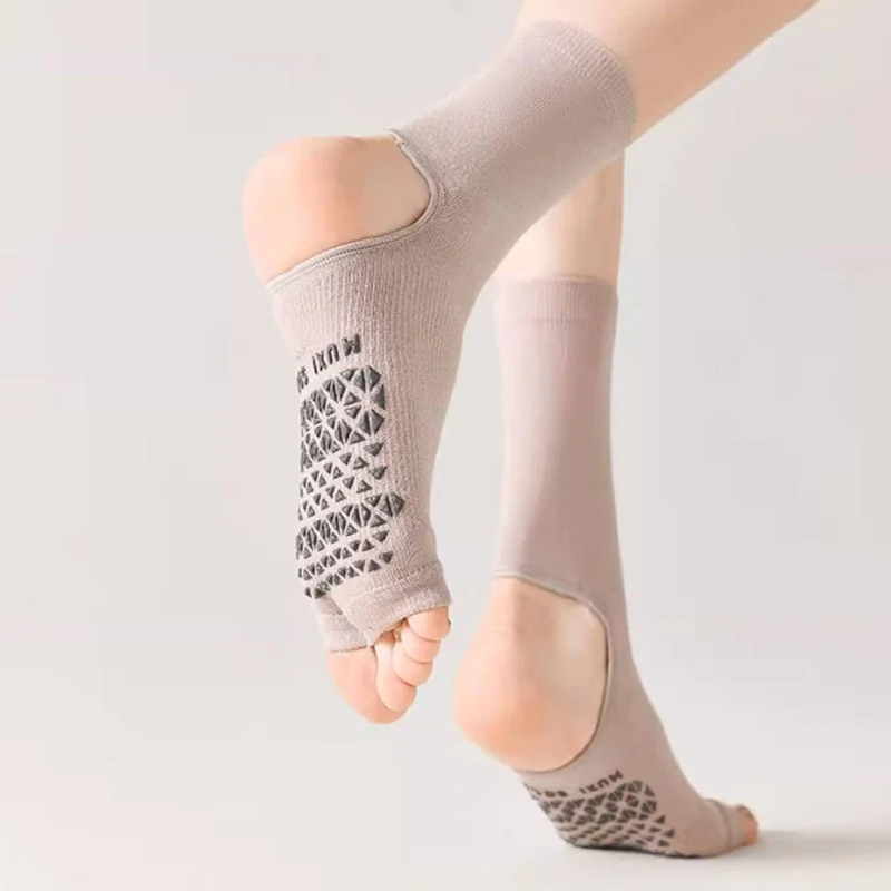Olivenorma Atmungsaktive, mittelhohe, rutschfeste Socken mit offener Zehen- und Fersenpartie – Yoga-Socken für Damen