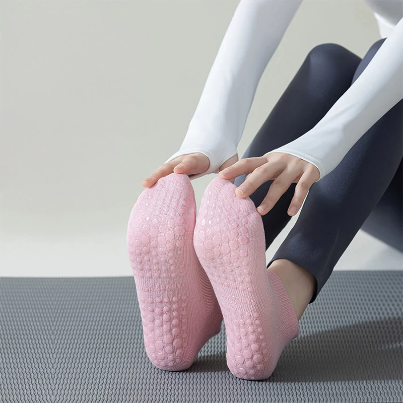Olivenorma Socken mit durchgehender, rutschfester Sohle für Indoor-Fitness und Yoga – Damensocken