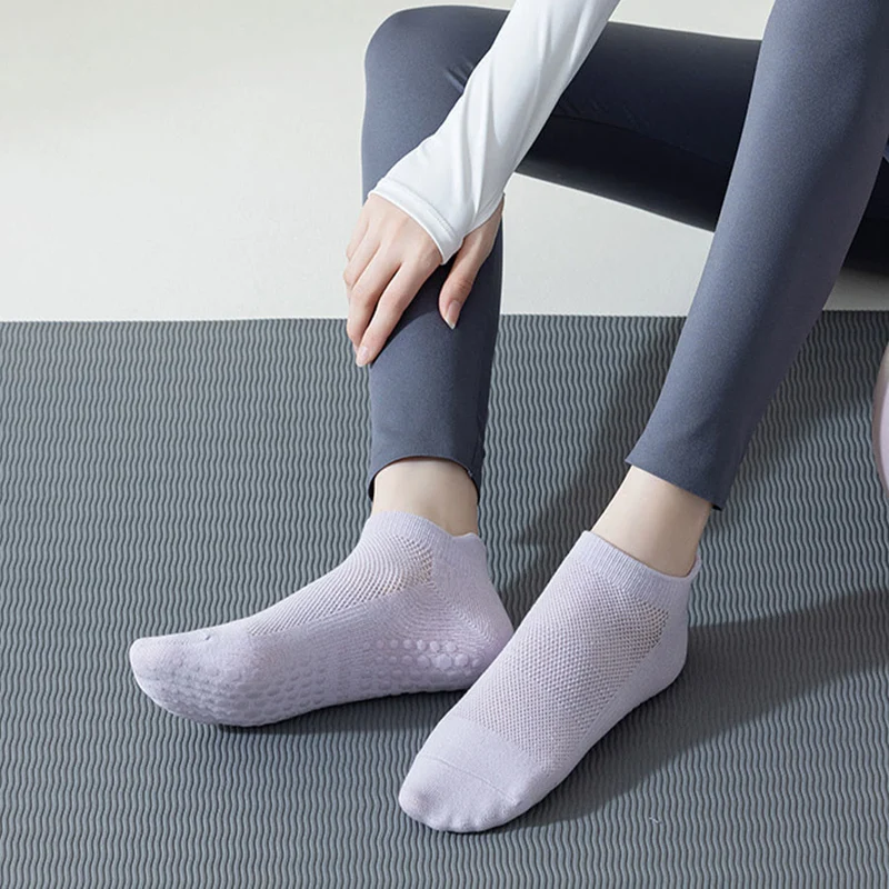 Olivenorma Socken mit durchgehender, rutschfester Sohle für Indoor-Fitness und Yoga – Damensocken