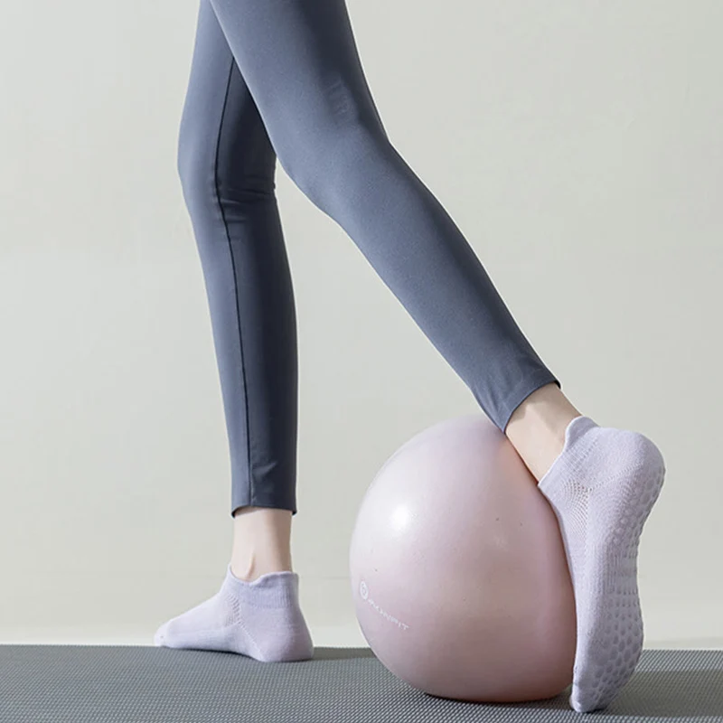 Olivenorma Socken mit durchgehender, rutschfester Sohle für Indoor-Fitness und Yoga – Damensocken