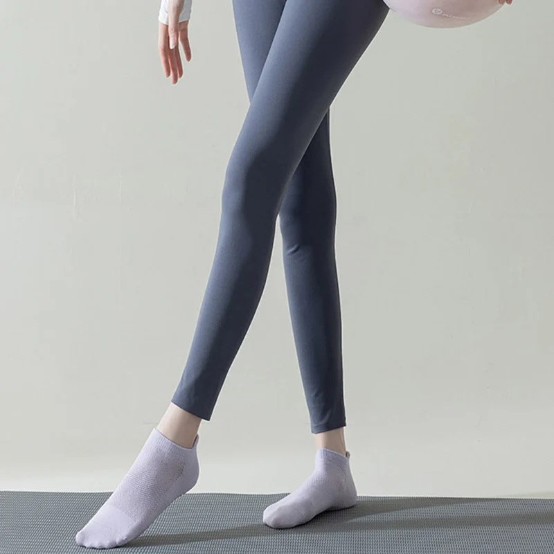 Olivenorma Socken mit durchgehender, rutschfester Sohle für Indoor-Fitness und Yoga – Damensocken