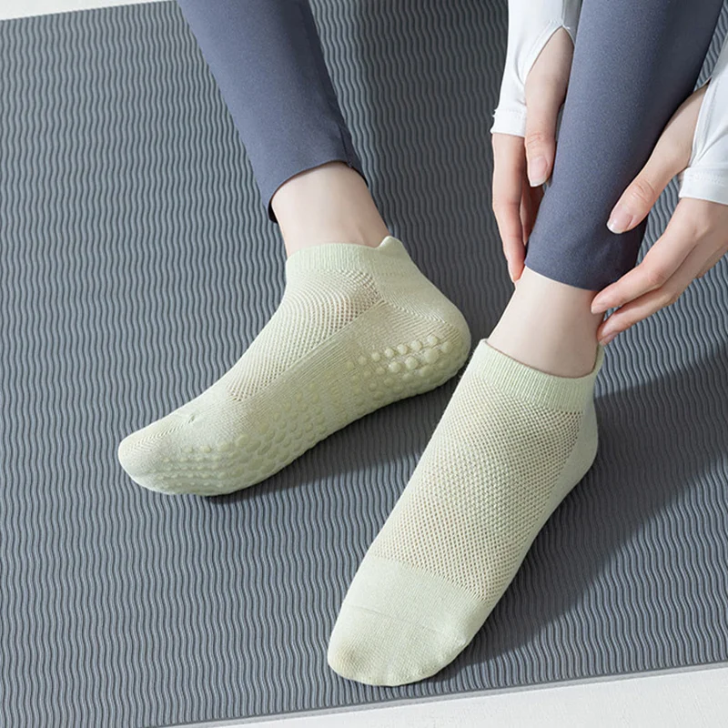 Olivenorma Socken mit durchgehender, rutschfester Sohle für Indoor-Fitness und Yoga – Damensocken