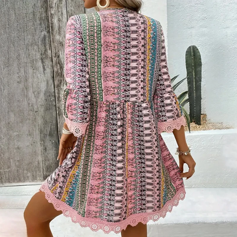 Olivenorma Damenkleid im Ethno-Stil mit Streifenmuster, Spitzenbesatz, ausgestellten Ärmeln und lockerem A-Linien-Schnitt