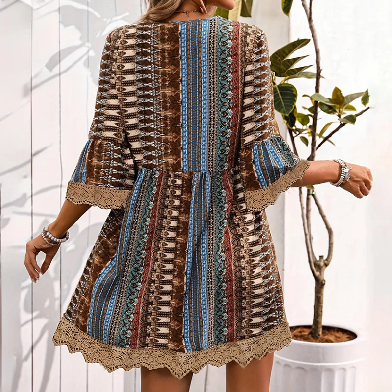 Olivenorma Damenkleid im Ethno-Stil mit Streifenmuster, Spitzenbesatz, ausgestellten Ärmeln und lockerem A-Linien-Schnitt