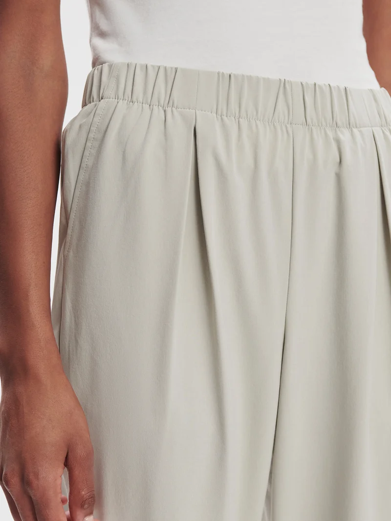 Lightweight Stretch Pleated Travel Pant Regular