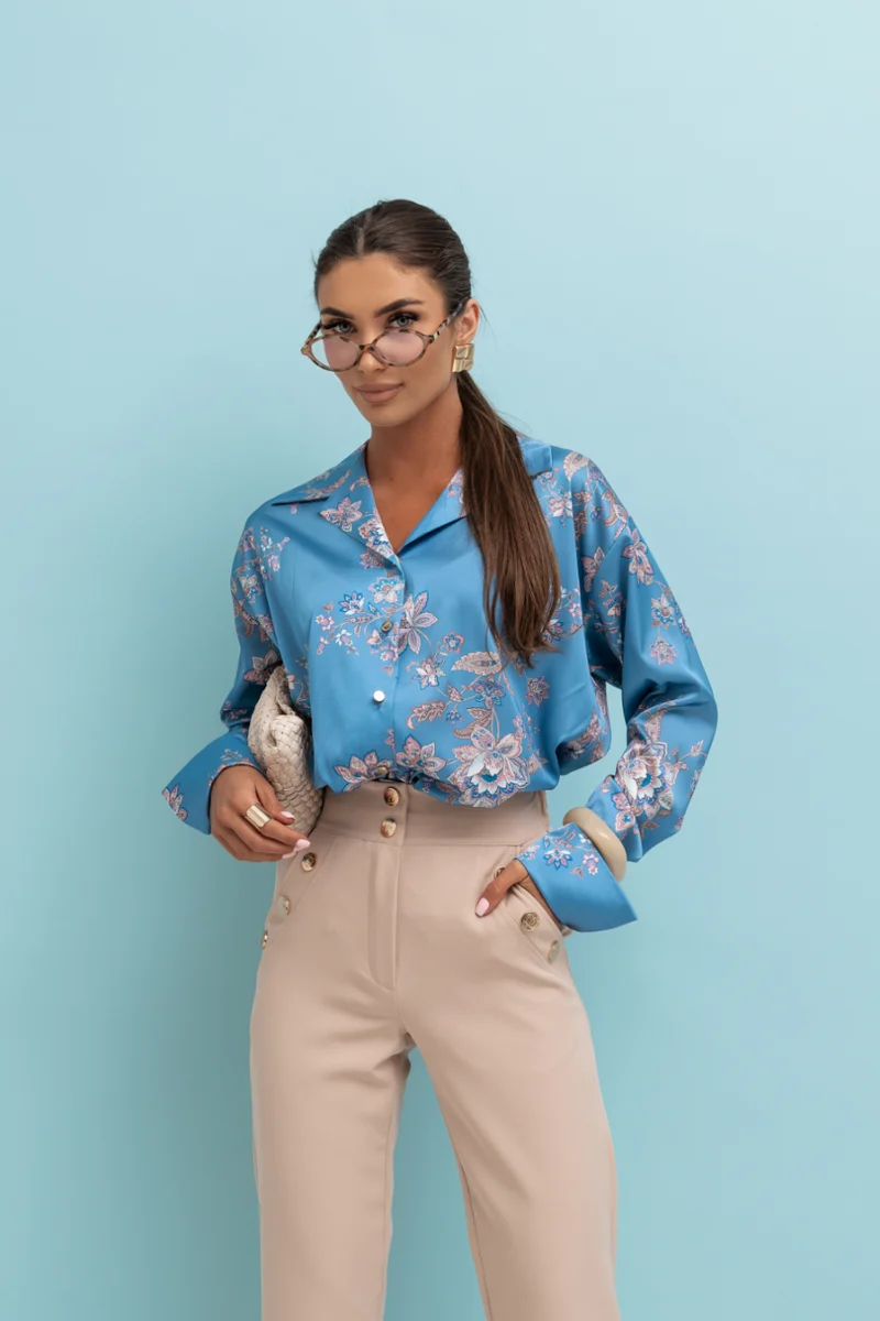 Elegantes Satinhemd mit Indigoblumen