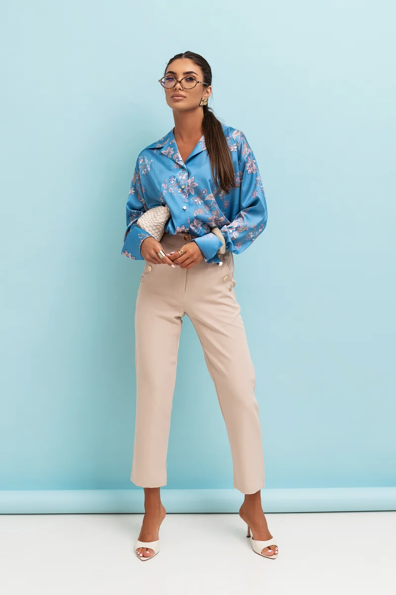 Elegantes Satinhemd mit Indigoblumen