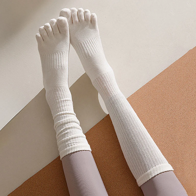Olivenorma Mid-Calf Five-Toe Atmungsaktive Baumwoll-Yogasocken für Damen mit rutschfestem Griff, hygienischem Komfort und wadenhohem Schaft