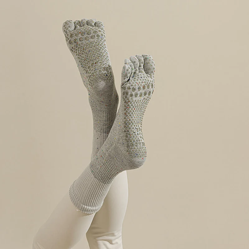 Olivenorma Mid-Calf Atmungsaktive Baumwoll-Yogasocken mit Blumenmuster, rutschfestem Griff und modischem Design für Damen.