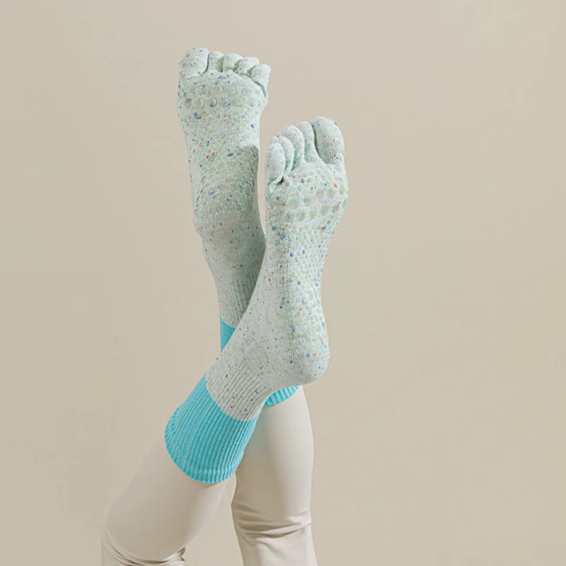Olivenorma Mid-Calf Atmungsaktive Baumwoll-Yogasocken mit Blumenmuster, rutschfestem Griff und modischem Design für Damen.
