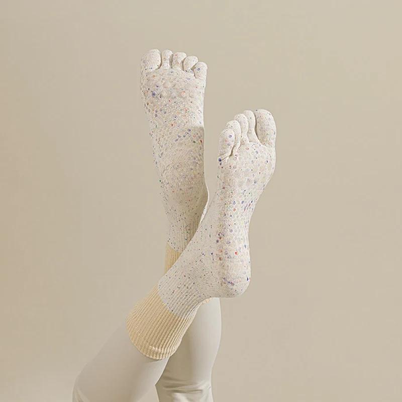 Olivenorma Mid-Calf Atmungsaktive Baumwoll-Yogasocken mit Blumenmuster, rutschfestem Griff und modischem Design für Damen.