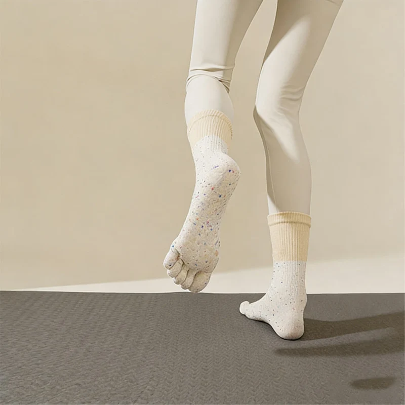 Olivenorma Mid-Calf Atmungsaktive Baumwoll-Yogasocken mit Blumenmuster, rutschfestem Griff und modischem Design für Damen.