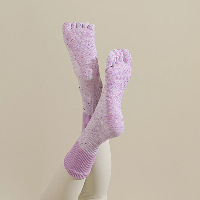 Olivenorma Mid-Calf Atmungsaktive Baumwoll-Yogasocken mit Blumenmuster, rutschfestem Griff und modischem Design für Damen.