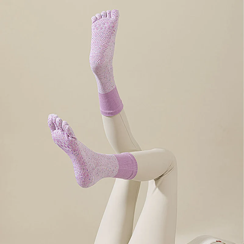 Olivenorma Mid-Calf Atmungsaktive Baumwoll-Yogasocken mit Blumenmuster, rutschfestem Griff und modischem Design für Damen.